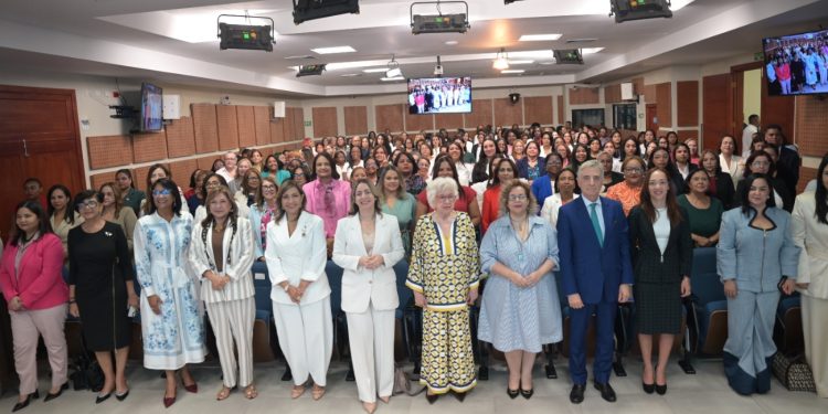 Ministerio de la Mujer y OEA fortalecen liderazgo político de cientos de mujeres rurales de la región