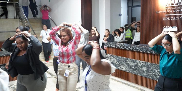 Ministerio de Educación realiza con éxito Simulacro Nacional de Evacuación por Terremoto 2026