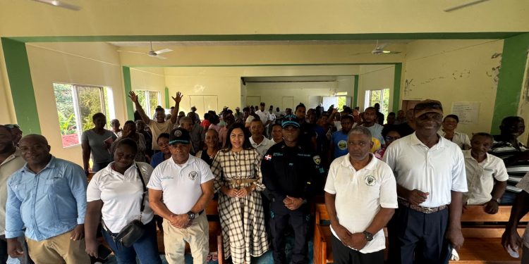 Dirección de la policía comunitaria PN sostiene encuentro comunitario en Samaná