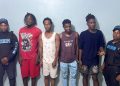 Policía apresa en San Carlos, DN, a cinco hombres sorprendidos con artículos sustraídos de una tienda en el sector El Valiente, Boca Chica