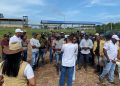 Comunidades de Bayaguana se levantan en defensa del río Yavi y paralizan por horas las operaciones de empresa procesadora de aceite