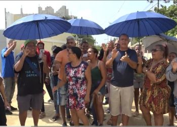 Entre hoyo, lodo y basura residentes del sector La Ureña, SDE, protestan y exigen construcción de sus calles