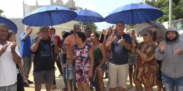 Entre hoyo, lodo y basura residentes del sector La Ureña, SDE, protestan y exigen construcción de sus calles