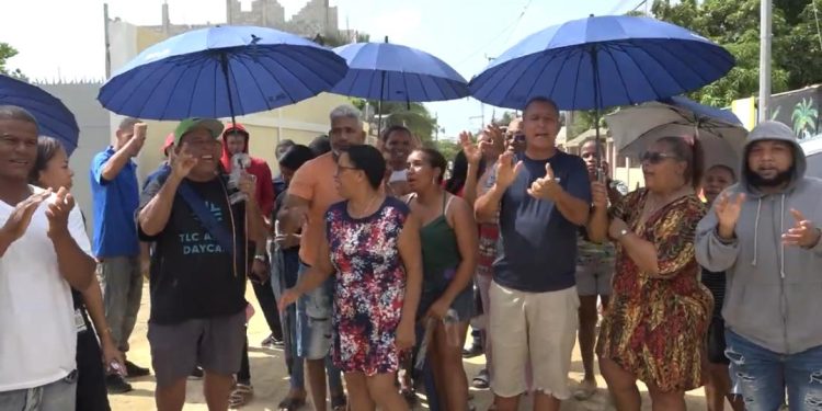 Entre hoyo, lodo y basura residentes del sector La Ureña, SDE, protestan y exigen construcción de sus calles