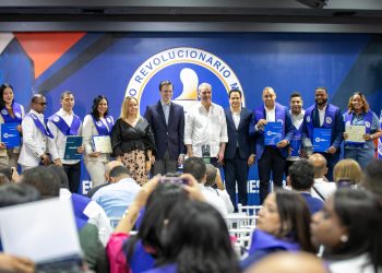 Abinader apuesta por la educación y encabeza graduación en su primer acto como presidente del PRM