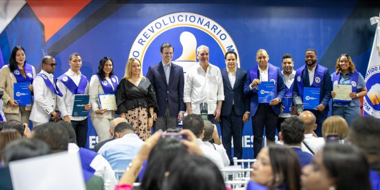 Abinader apuesta por la educación y encabeza graduación en su primer acto como presidente del PRM