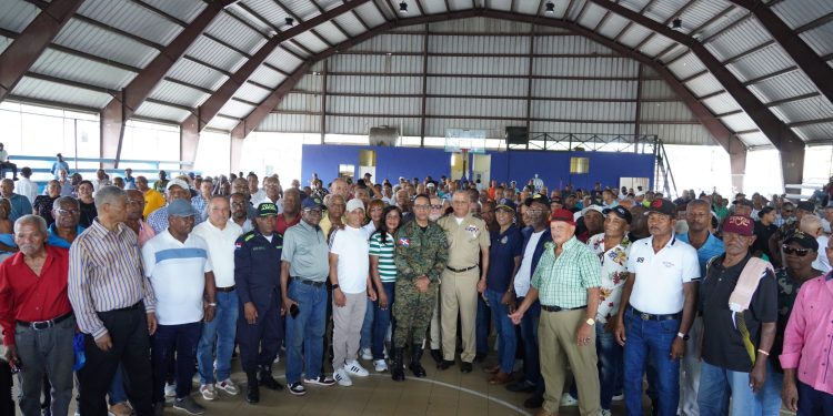 Ministro de Defensa encabeza encuentro con cientos de militares retirados en Sabana Pérdida y anuncia almuerzo navideño con el presidente Abinader