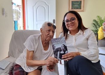 Educador Santiago Mejía recibe reconocimiento en obra literaria de Francisca Frías