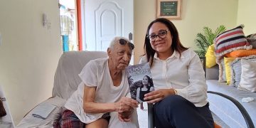 Educador Santiago Mejía recibe reconocimiento en obra literaria de Francisca Frías