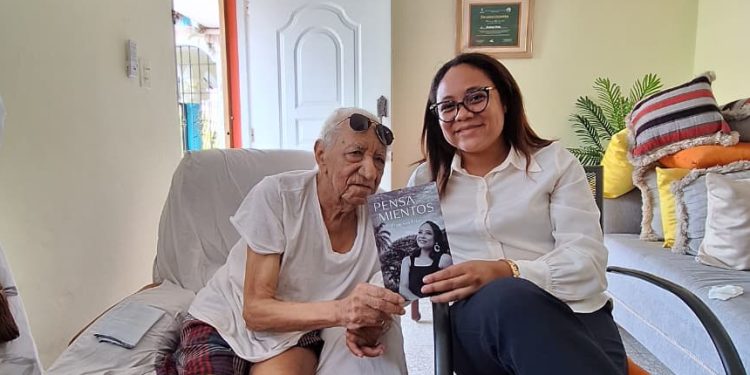 Educador Santiago Mejía recibe reconocimiento en obra literaria de Francisca Frías