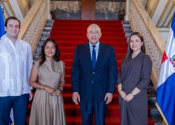Ministro Andrés Bautista juramenta nuevo viceministro y dos viceministras del Ministerio Administrativo de la Presidencia