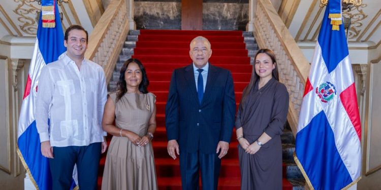 Ministro Andrés Bautista juramenta nuevo viceministro y dos viceministras del Ministerio Administrativo de la Presidencia