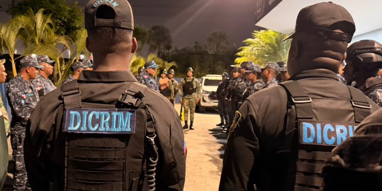 DICRIM ocupa drogas, armas ilegales, captura prófugo de la justicia y detiene varios en flagrante delito en SDN y Monte Plata