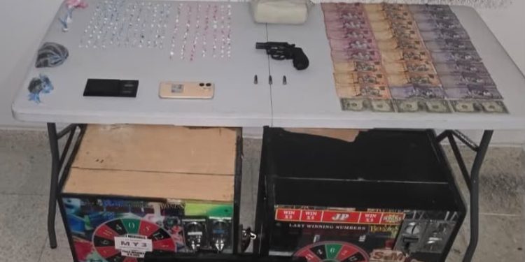 Policía Preventiva y Dintel desmantelan puntos de drogas, ocupan narcóticos, arma ilegal, tragamonedas y dinero en efectivo tras cuatro intervenciones en Santo Domingo Norte