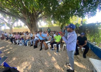 Dirección Regional Sur Central de la Policía Nacional sostiene encuentro con juntas de vecinos y líderes comunitarios en Baní