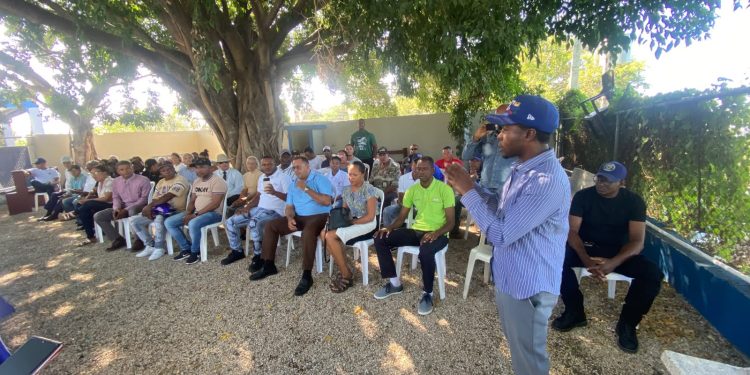 Dirección Regional Sur Central de la Policía Nacional sostiene encuentro con juntas de vecinos y líderes comunitarios en Baní