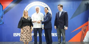 Abinader rechaza renuncia de Manuel Conde y le pide continuar en la Escuela Política del PRM