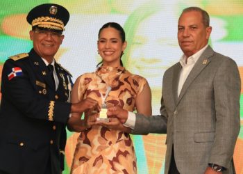 Natacha Peña recibe el Premio Marcia Facundo en la gala Excelencia Acedeísta de la ACDSD