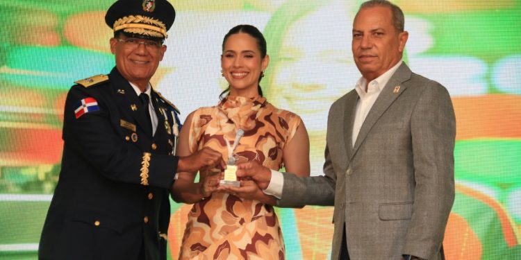 Natacha Peña recibe el Premio Marcia Facundo en la gala Excelencia Acedeísta de la ACDSD