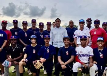 Nelson Cruz lleva mensaje de motivación y exhorta a la selección U15 a representar con orgullo al país