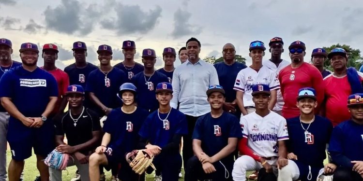Nelson Cruz lleva mensaje de motivación y exhorta a la selección U15 a representar con orgullo al país