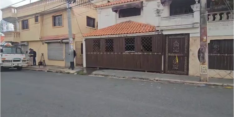 Policía investiga a otras dos dos personas por caso del artista “Julián Oro Duro” donde su esposa resultó fallecida en su residencia en SDE