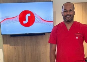Atleta dominicano Christopher Melenciano recibe auxiliares auditivos de la mano de Audioprotésica