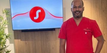Atleta dominicano Christopher Melenciano recibe auxiliares auditivos de la mano de Audioprotésica