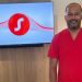 Atleta dominicano Christopher Melenciano recibe auxiliares auditivos de la mano de Audioprotésica