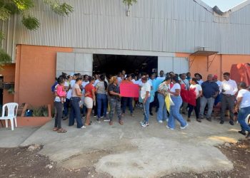 Empleados y comunitarios marchan en Oviedo contra cierre de empresa por parte de Aduanas