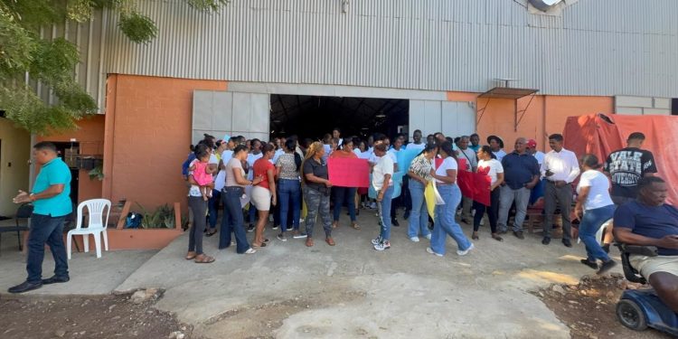 Empleados y comunitarios marchan en Oviedo contra cierre de empresa por parte de Aduanas