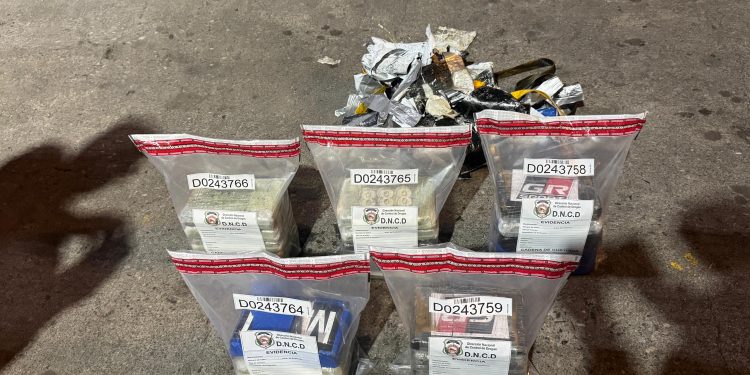 Hallan saco con 24 paquetes de presunta cocaína atado a un buque que iba a Puerto Rico
