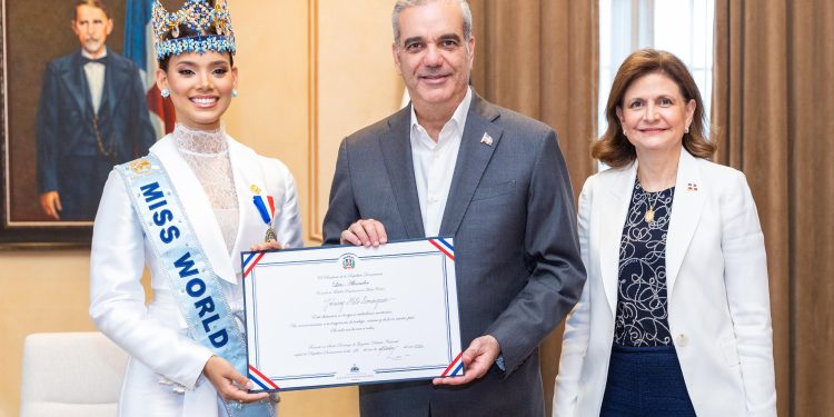 Presidente Abinader recibe en el Palacio Nacional a Miss Mundo 2026, Joheirry Mola