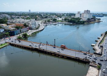 Obras Públicas cerrará por dos horas el puente flotante sobre el río Ozama este jueves
