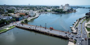 Obras Públicas cerrará por dos horas el puente flotante sobre el río Ozama este jueves