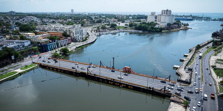 Obras Públicas cerrará por dos horas el puente flotante sobre el río Ozama este jueves