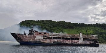 Rescatistas recuperan 30 cadáveres en primera inspección del ferri incendiado en Filipinas