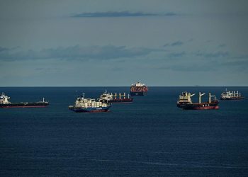 Canal de Panamá inicia reducción de tránsito de buques afectado por El Niño