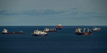 Canal de Panamá inicia reducción de tránsito de buques afectado por El Niño