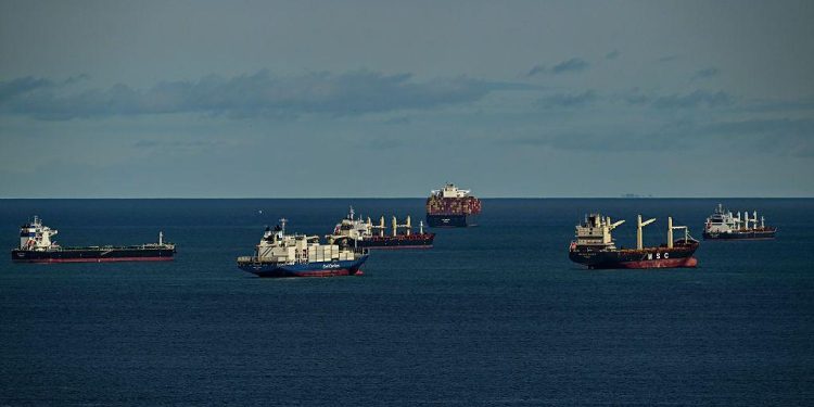 Canal de Panamá inicia reducción de tránsito de buques afectado por El Niño