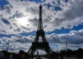 Reabre la Torre Eiffel tras huelga contra la discriminación de su personal femenino
