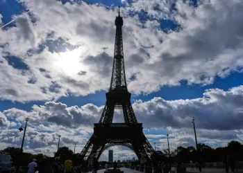 Reabre la Torre Eiffel tras huelga contra la discriminación de su personal femenino