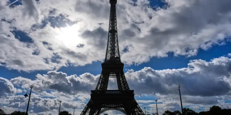 Reabre la Torre Eiffel tras huelga contra la discriminación de su personal femenino