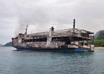 Al menos cinco muertos y decenas de desaparecidos en el incendio de un ferri en Filipinas