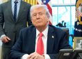 Trump lanza encuesta para cambiar nombre de la IA mientras veta a medios en la Casa Blanca