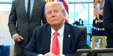 Trump lanza encuesta para cambiar nombre de la IA mientras veta a medios en la Casa Blanca