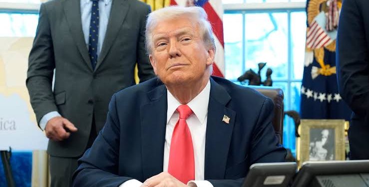 Trump lanza encuesta para cambiar nombre de la IA mientras veta a medios en la Casa Blanca