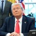 Trump lanza encuesta para cambiar nombre de la IA mientras veta a medios en la Casa Blanca
