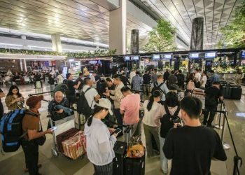 Indonesia cierra ocho aeropuertos por erupción volcánica
