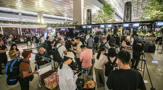 Indonesia cierra ocho aeropuertos por erupción volcánica